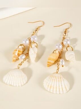 NEW! Gold Shell & Pearl Drop Earrings. 🐚 B2-88
